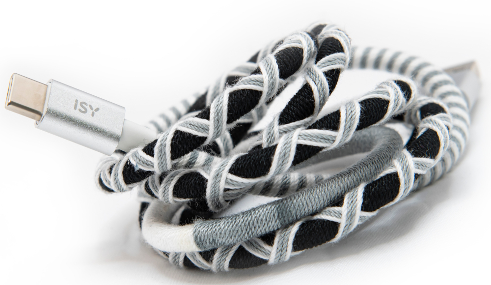 Un câble USB-C avec un design tressé gris, noir et blanc. La marque ISY est visible.