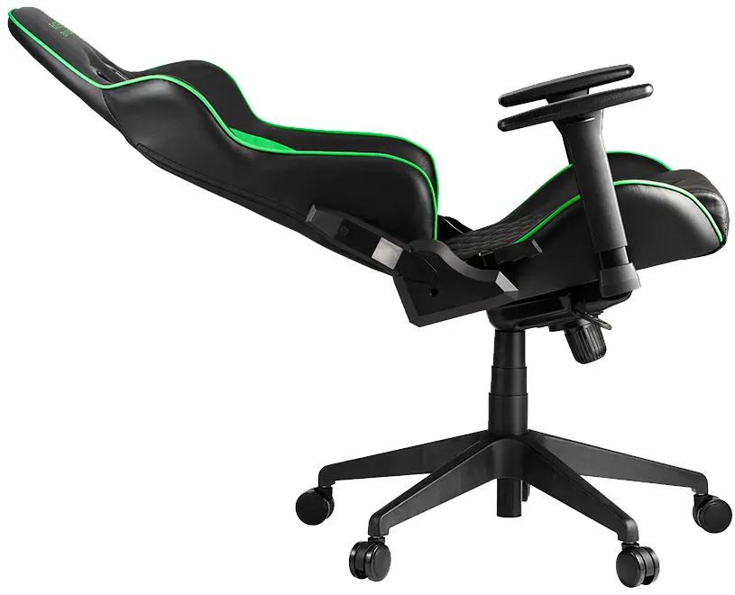 Ein schwarzer und grüner Gaming-Stuhl mit hohem Rücken und Rollen, nach hinten geneigt.