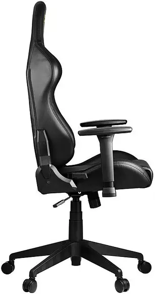 Schwarzer Gaming-Stuhl. Seitenansicht, mit Sitz, Rückenlehne, Armlehnen und Untergestell. Weißer Hintergrund.