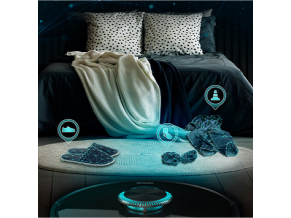 Aspiradora robot en una alfombra con una cama en el fondo. Objetos indicados por iconos.