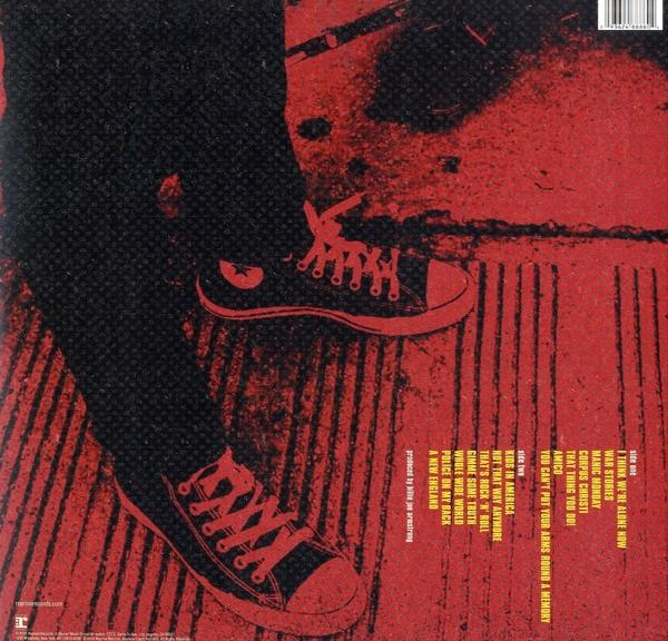 Egy album hátlapja két cipővel és piros háttérrel.