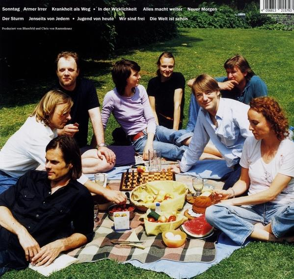 Gruppe von Leuten bei einem Picknick mit Essen.