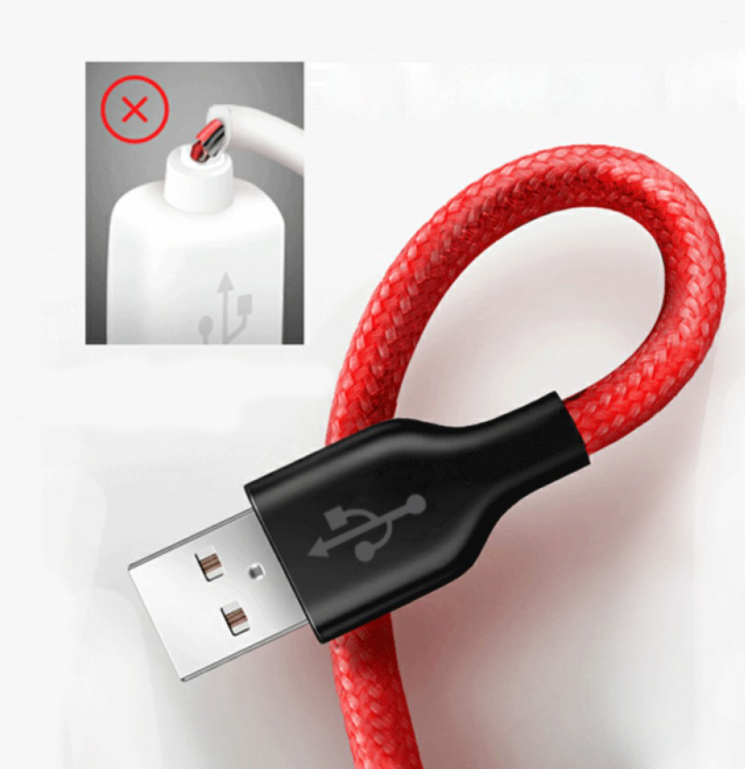 Piros fonott töltőkábel fekete csatlakozóval és USB-csatlakozóval, fehér háttér.
