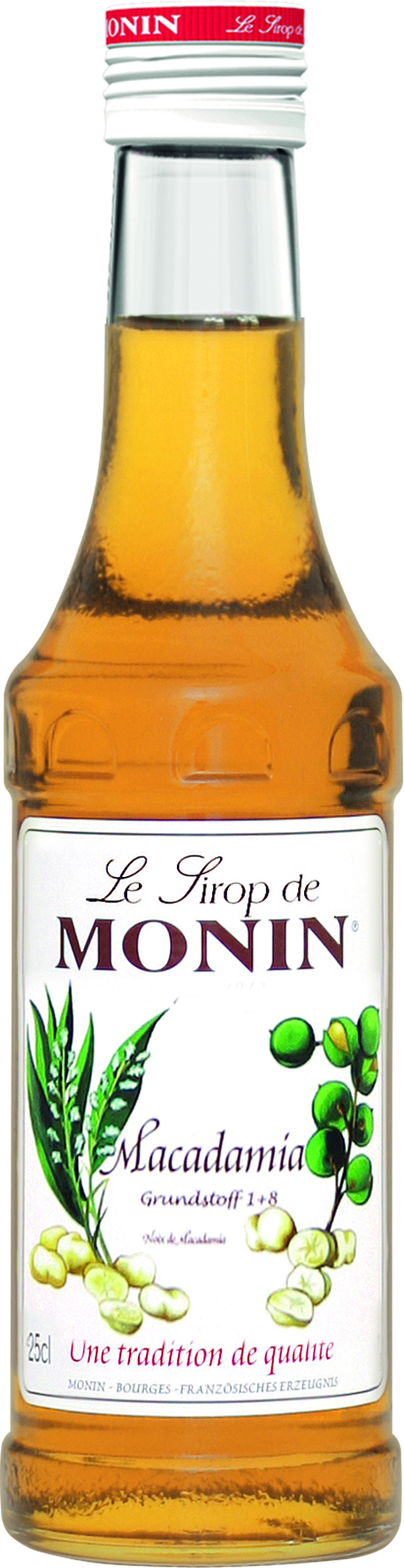 Monin Macadamia Sirupflasche. Weißes Etikett, brauner Sirup und grünes Blätterdesign. Weißer Hintergrund.