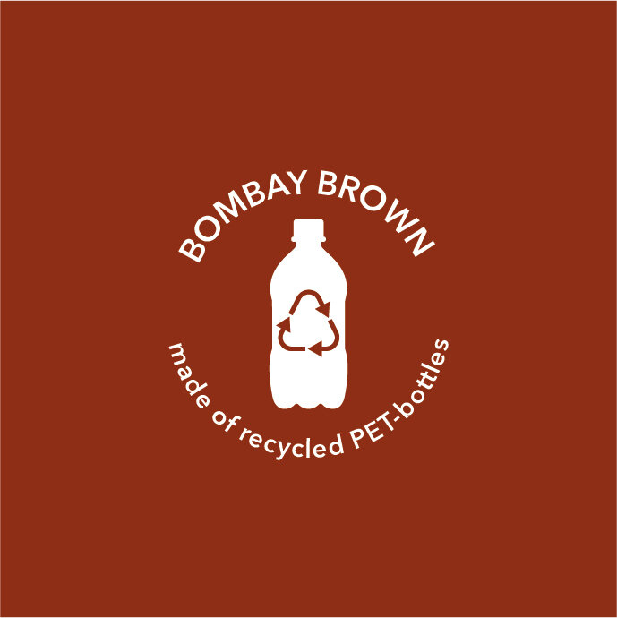 Een bruine fles met een wit recyclingsymbool en de tekst 'BOMBAY BROWN made of recycled PET-bottles'.