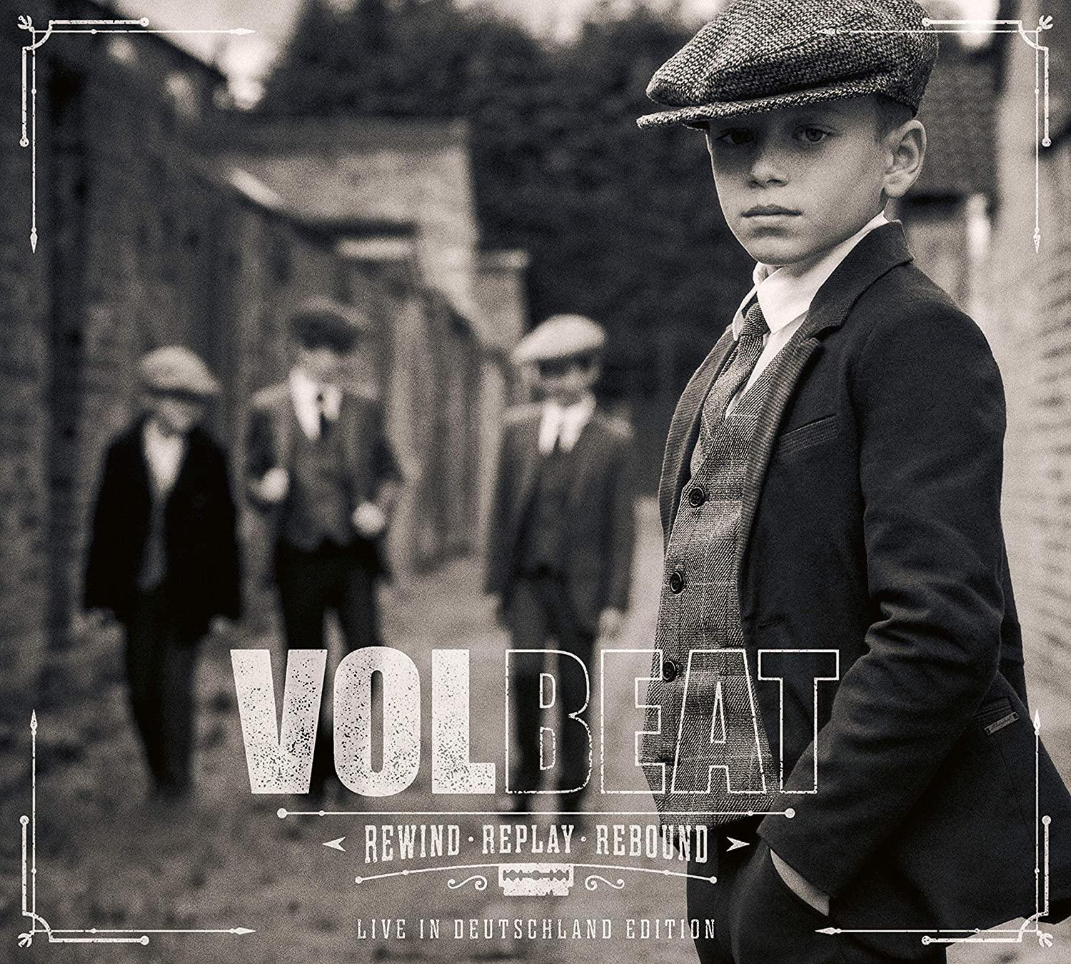 Sepiafarbenes Bild von Jungen in Outfits im Peaky Blinders-Stil. Volbeat-Logo ist sichtbar.