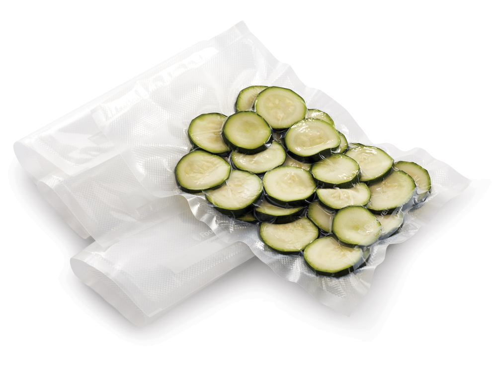 Rodajas de pepino en bolsa transparente sellada al vacío. Dos bolsas más en el fondo.