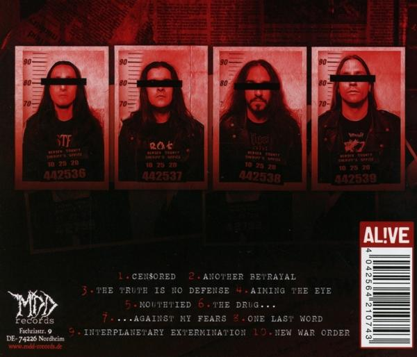 CD-Cover mit Fahndungsfotos von vier Männern mit zensierten Augen und Text über eine Band.
