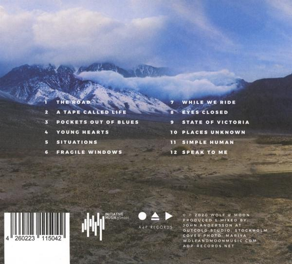 CD-Rückseite mit Titelliste. Berglandschaft mit grüner und brauner Farbpalette.
