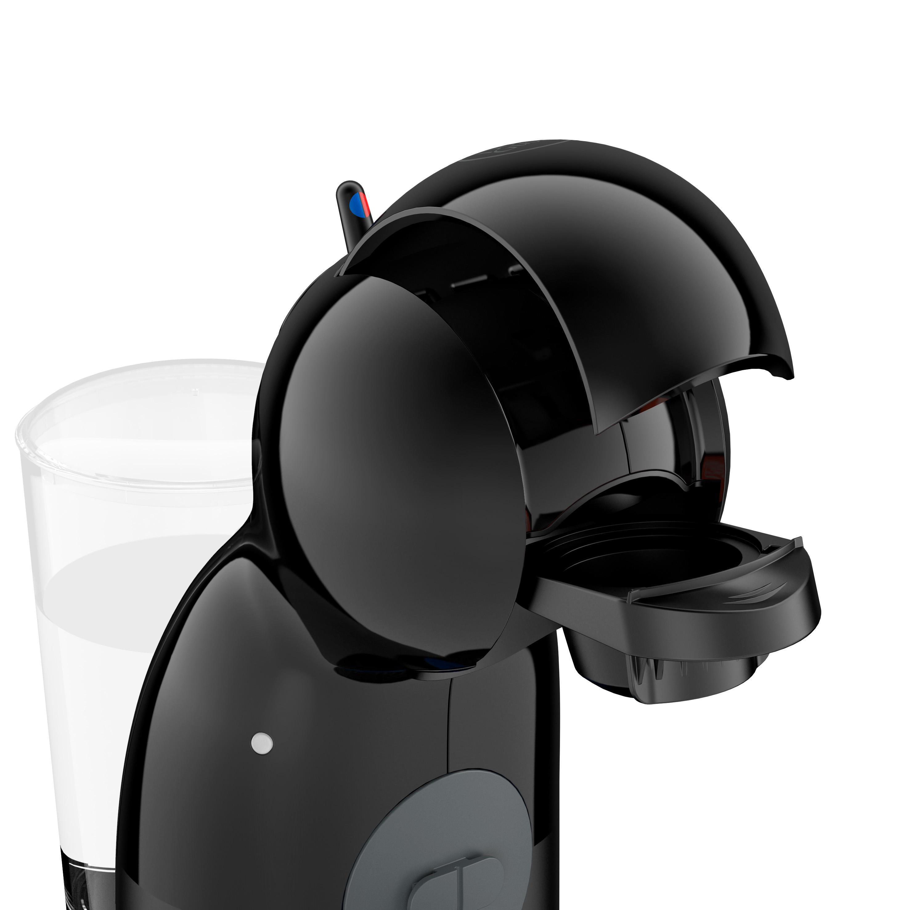 Schwarze Kaffeemaschine mit offenem Deckel, ein Glas Wasser daneben, weißer Hintergrund.