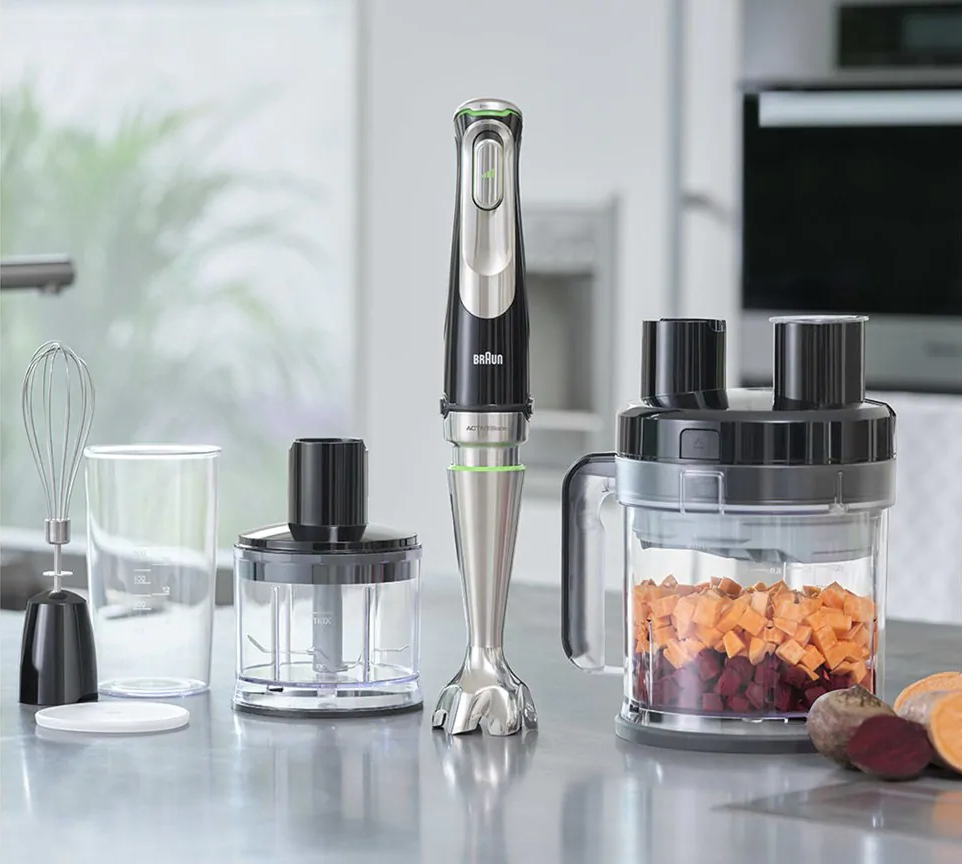 Ensemble de mixeur plongeant Braun. Comprend mixeur, fouet, hachoir et légumes coupés.