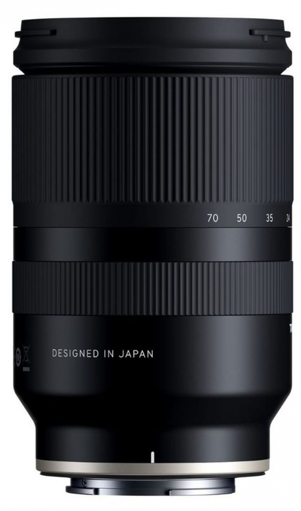 Schwarzes Kameraobjektiv mit Zoommarkierungen, hergestellt in Japan, isoliert.