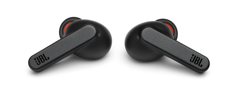 Schwarze JBL-Ohrhörer mit orangefarbenen Spitzen. Die Ohrhörer befinden sich auf weißem Hintergrund.