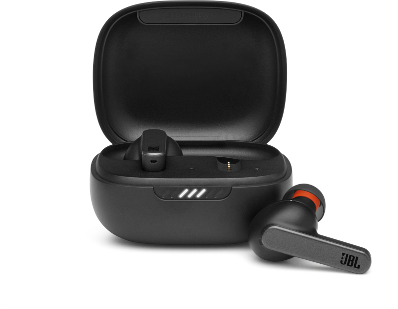 Schwarze kabellose JBL-Ohrhörer in einer Ladehülle. Die Hülle ist offen, mit einem Ohrhörer draußen.