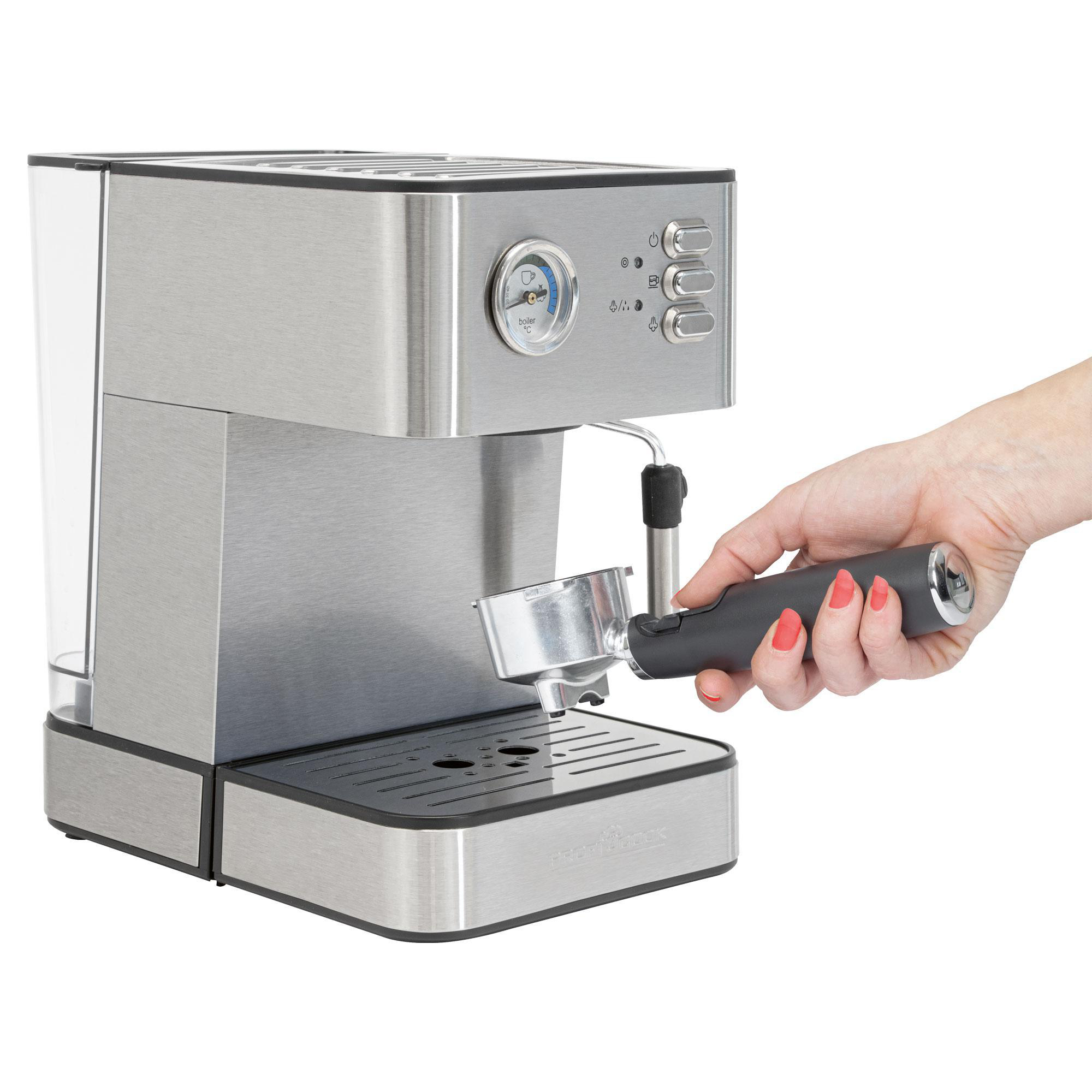 Eine silberne und schwarze Espressomaschine, eine Hand hält einen Siebträger.