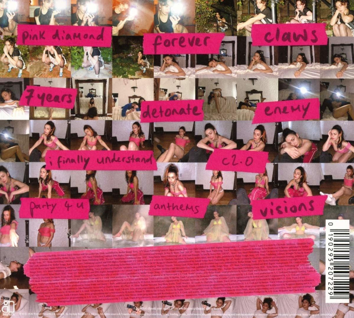 Eine Collage mit Fotos und rosa Textüberlagerungen. Eine Frau ist in jedem Foto zu sehen.