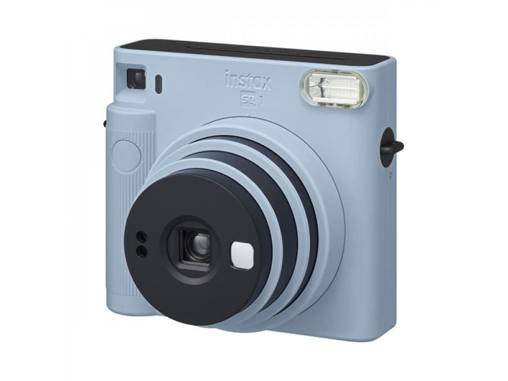 Cámara Instax azul claro. La cámara tiene lente negra y flash. Logo Instax presente.