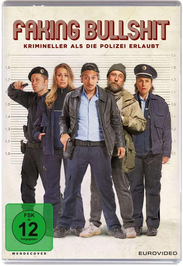 Ein DVD-Cover mit einer Gruppe von Schauspielern. Der Titel ist fett gedruckt, mit einem Bild einer Polizeiaufstellung.