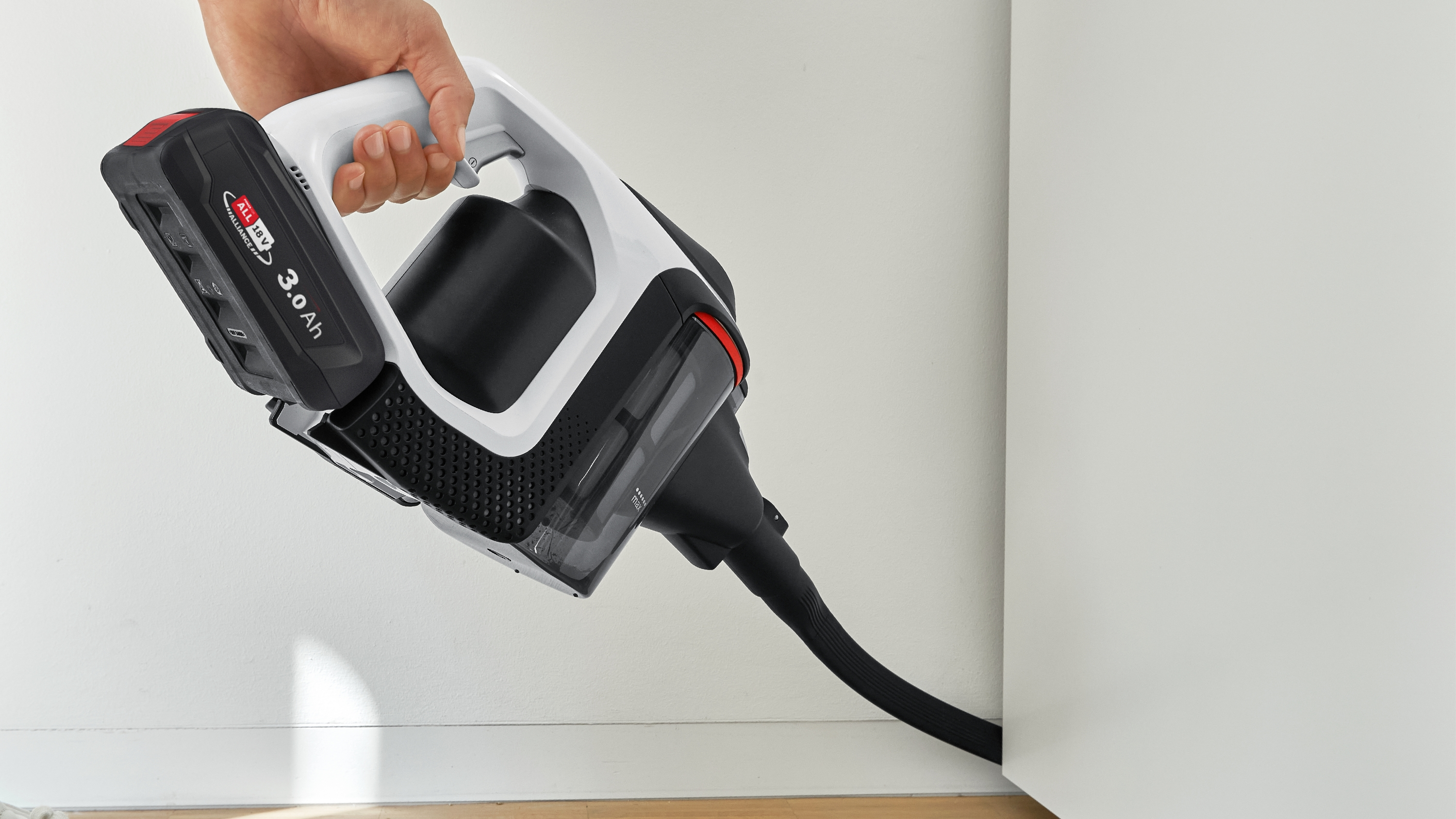 Nahaufnahme eines kabellosen Bosch-Staubsaugers, der von einer Hand gehalten wird.