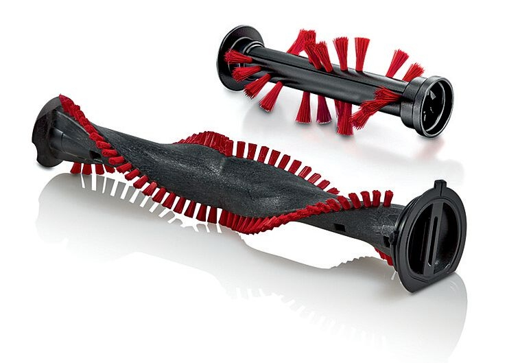 Zwei Staubsauger-Bürstenköpfe auf Weiß. Einer ist ganz, der andere ist halbiert.