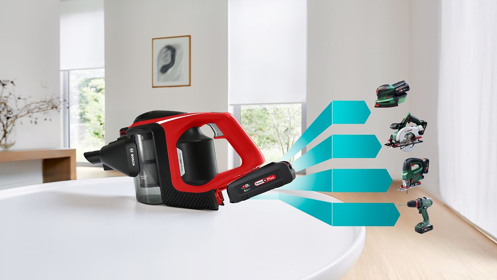 Ein roter und schwarzer Akku-Staubsauger mit rotem Griff und verschiedenen Werkzeugaufsätzen.