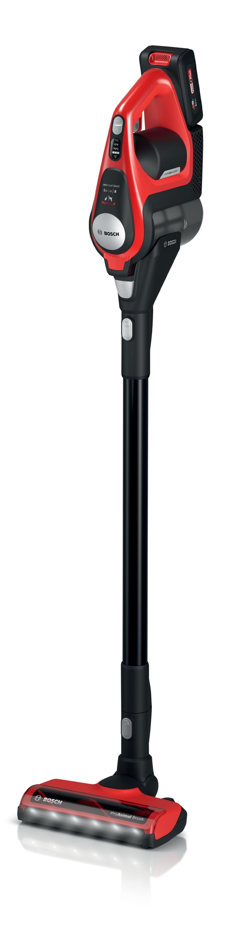 Ein roter und schwarzer kabelloser Staubsauger, der aufrecht steht. Mit langem Griff und Bürste.