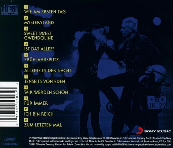 Rückseite einer CD mit Text und zwei Figuren. Der Text listet Songtitel auf, der Hintergrund ist dunkel.