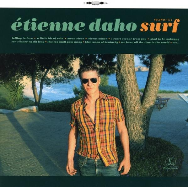 Pochette de l'album Étienne Daho. Homme en lunettes de soleil près d'un arbre et de la mer.