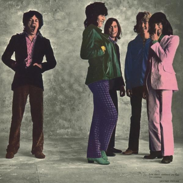 The Rolling Stones: Vijf mannen in kleurrijke outfits poseren voor een foto.