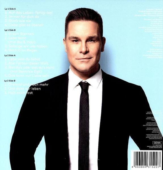 CD-Cover mit einem Mann in schwarzem Anzug und Krawatte. Der Hintergrund ist hellblau, links eine Titelliste.