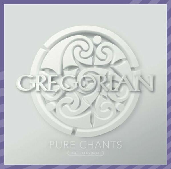 Weißes kreisförmiges Logo mit 'GREGORIAN' oben und 'PURE CHANTS' unten. Blumendesign im Kreis. Lila Rand.