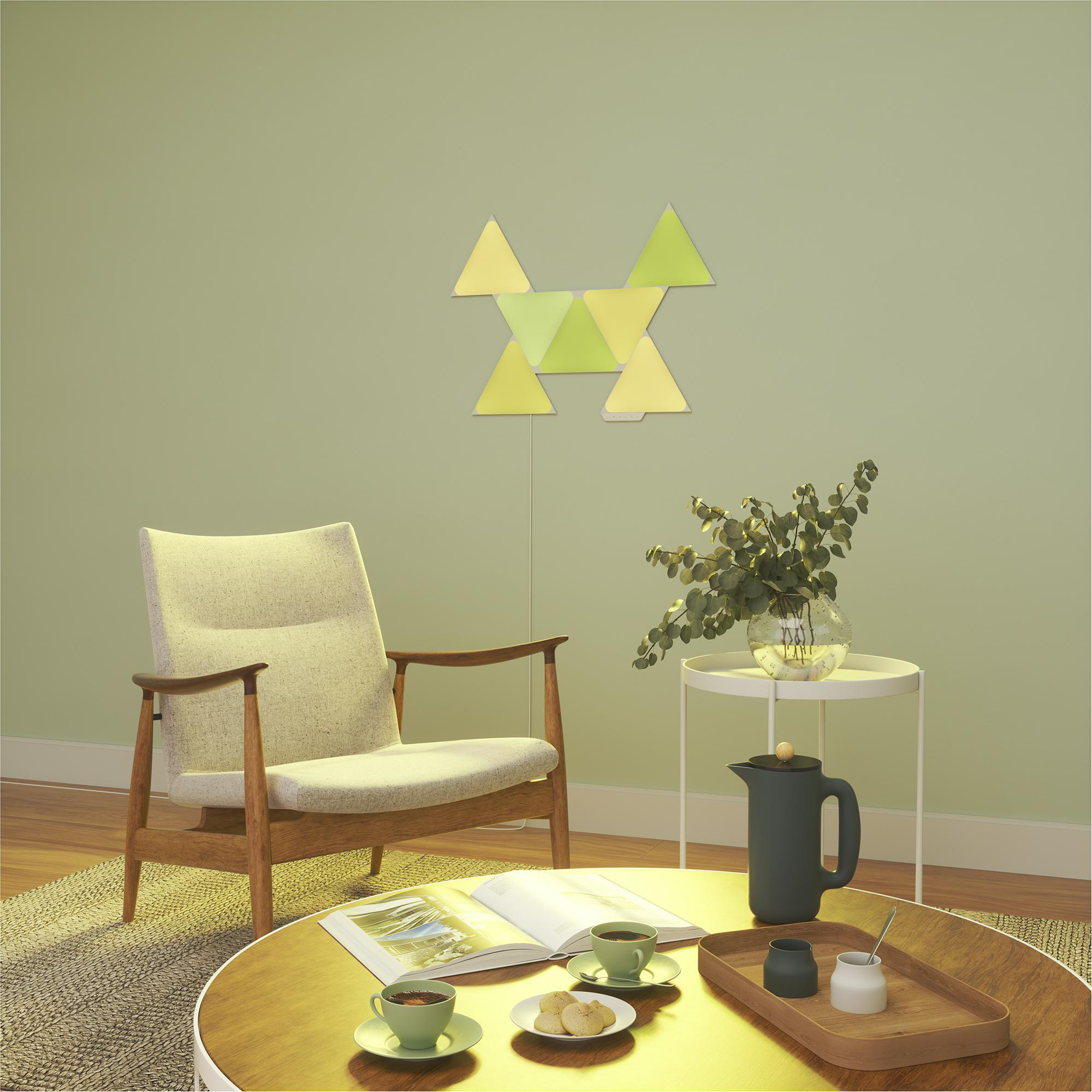 Wohnzimmer mit Stuhl, Tisch und Wand mit hellgrünen Dreiecks-Paneelen. Zwei Kaffeetassen auf dem Tisch.