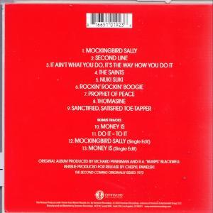 Die Rückseite einer roten CD-Hülle mit Titeln und Barcode. Der Hintergrund ist weiß.