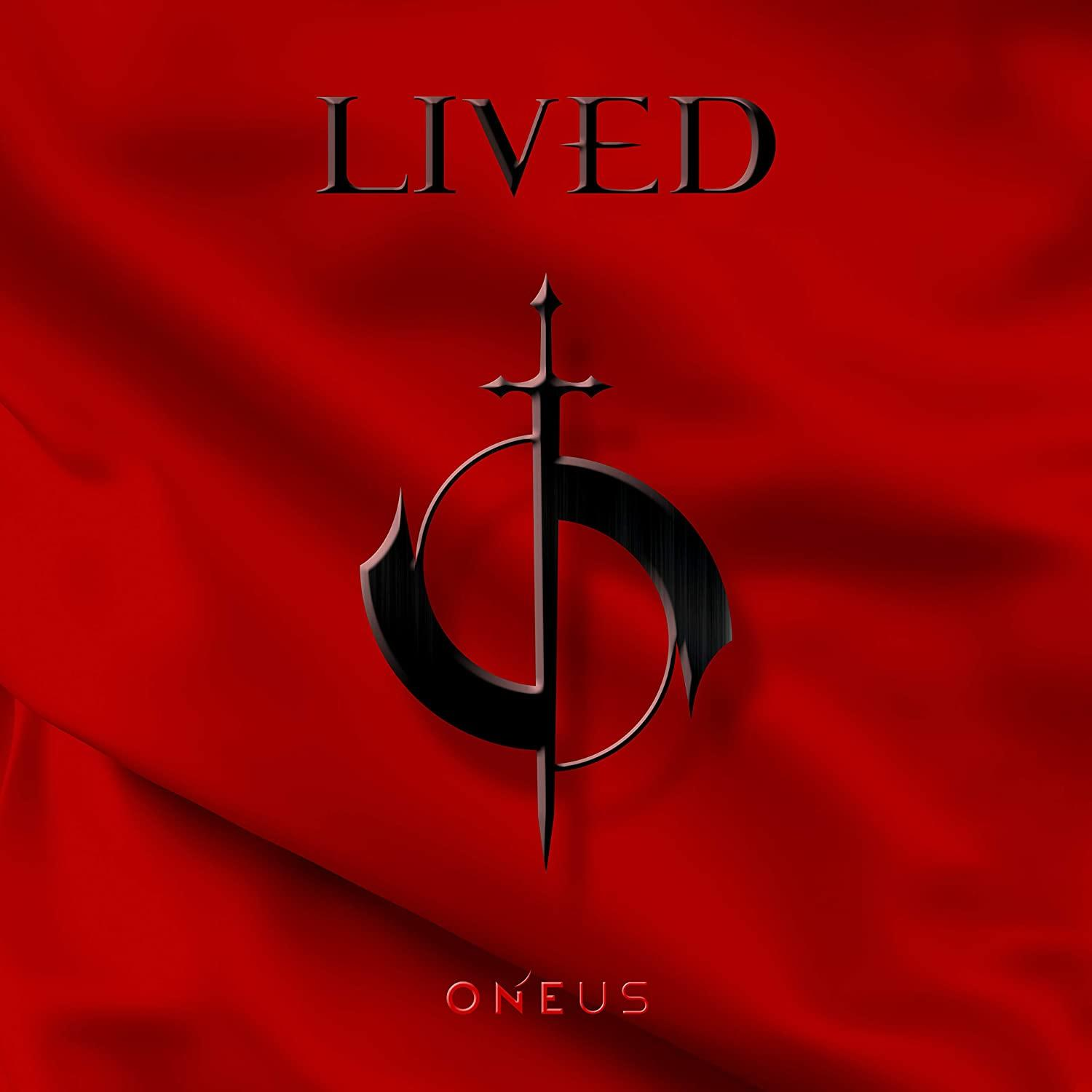 Piros háttér fekete 'LIVED' szöveggel és kard-szerű emblémával. Alatta az Oneus felirat.