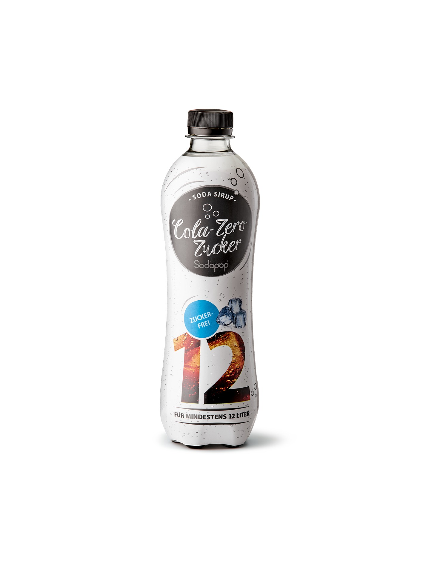 Flasche Cola-Zero Soda Sirup mit schwarzem Deckel. Weiße Flasche mit Etikett und Eiswürfeln.