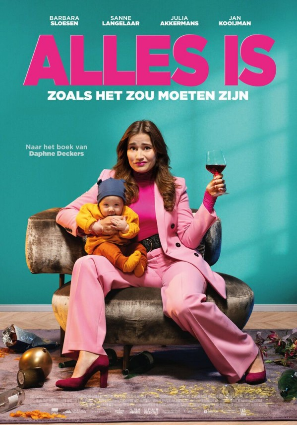 Filmposter. Een vrouw die een baby en een glas wijn vasthoudt. Roze pak, turquoise achtergrond.