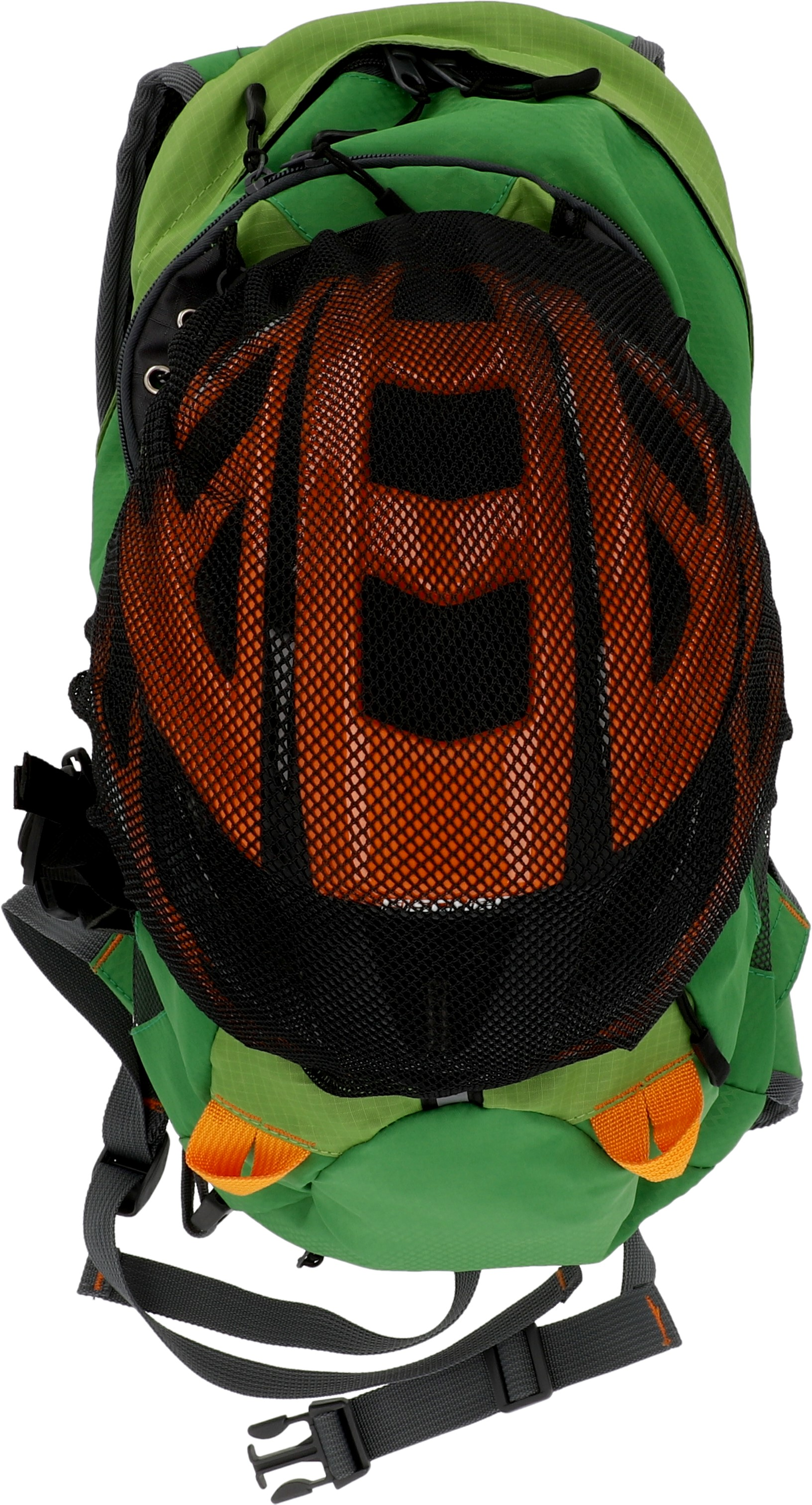 Ein grüner Rucksack mit einem orangefarbenen Helm, der in einer Netztasche befestigt ist.