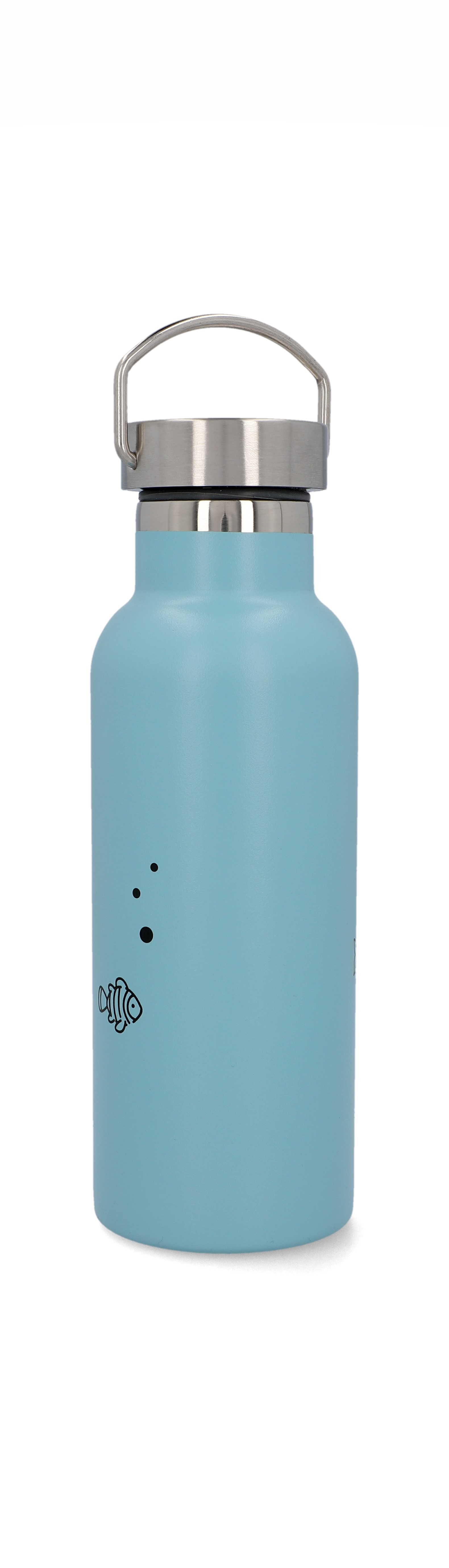 Eine hellblaue Wasserflasche mit silbernem Deckel und einer kleinen Fischgrafik.