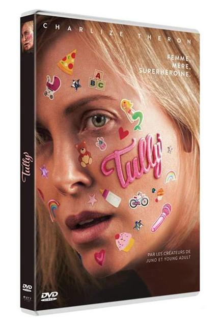 DVD-hoes met het gezicht van Charlize Theron, bedekt met stickers. Tekst: Tully, Femme, Mere, Superherione. DVD-logo.