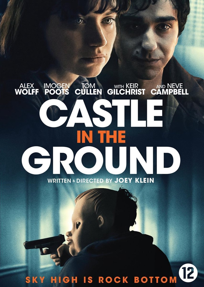 Affiche du film 'Castle in the Ground'. Elle présente les visages des acteurs et une personne tenant une arme, avec du texte superposé.