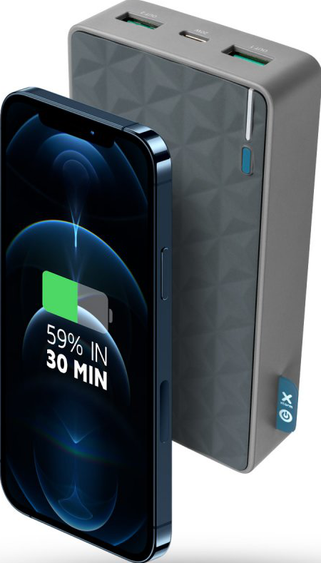 Un téléphone en charge avec une batterie externe, affichant la progression de la charge.