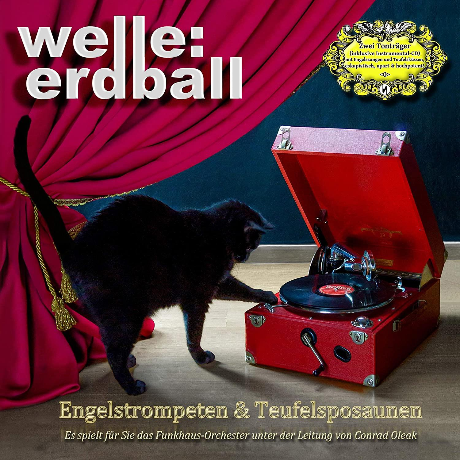 Albumcover von 'Welle: Erdball'. Eine schwarze Katze steht in der Nähe eines roten Grammophons, rote Vorhänge im Hintergrund.