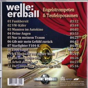 CD-Cover mit Bandnamen und Tracklist auf Deutsch. Roter Vorhang im Hintergrund.
