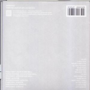 Rückseite einer CD-Hülle mit Text auf hellgrauem Hintergrund.