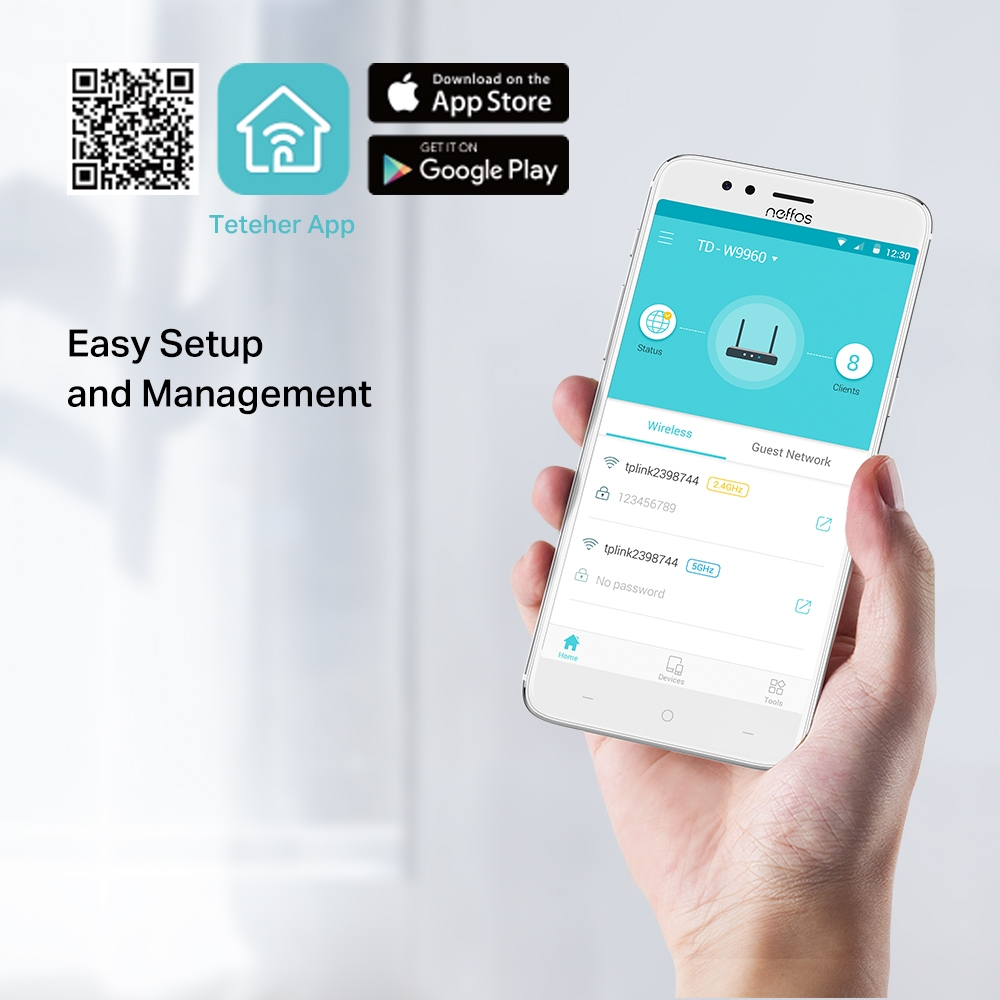 Bir el, bir yönlendirici kurulum ekranı gösteren beyaz bir akıllı telefon tutuyor. QR kodları ve uygulamalar.