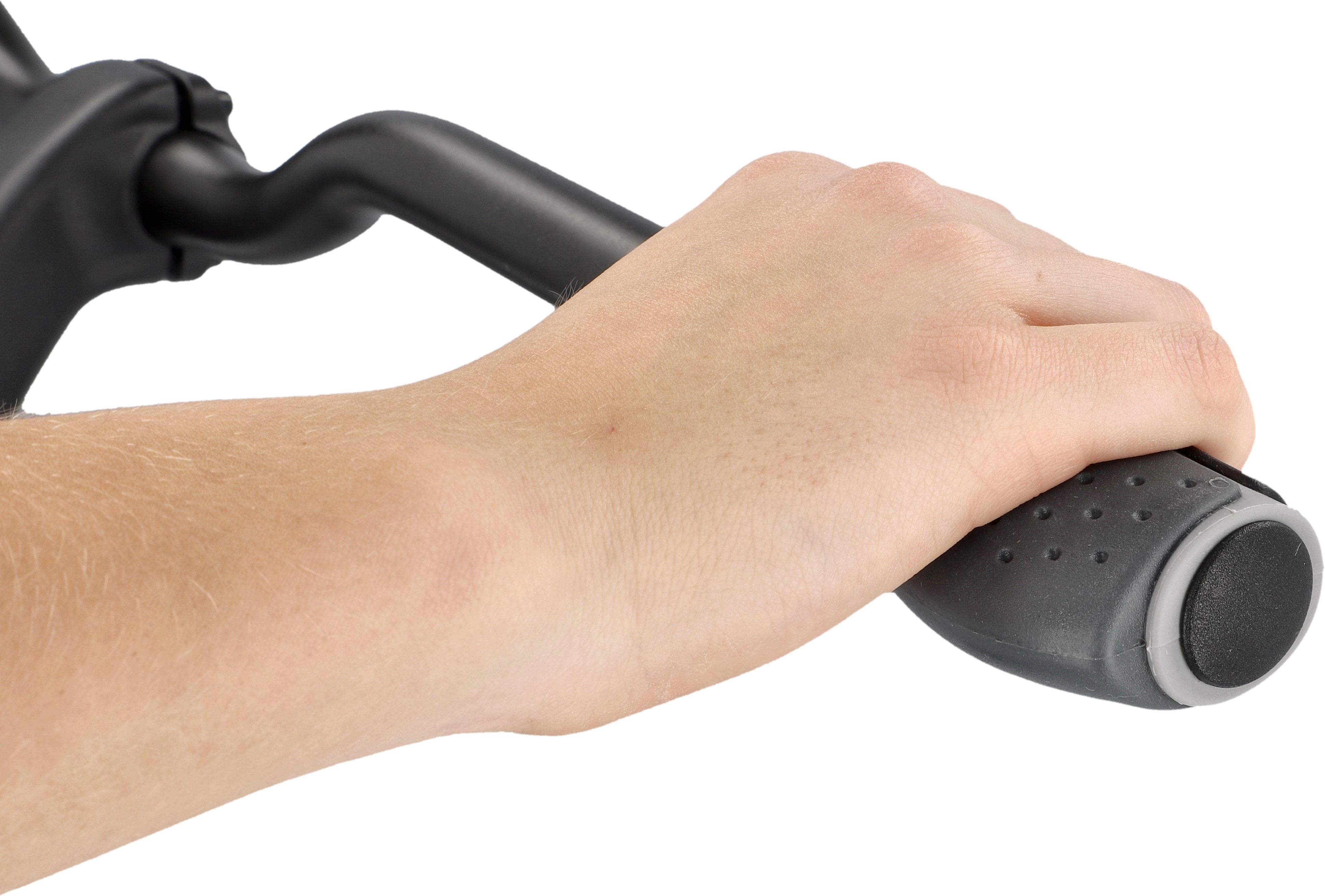 Eine Hand, die einen schwarzen Lenkergriff hält. Der Griff ist grau und schwarz.