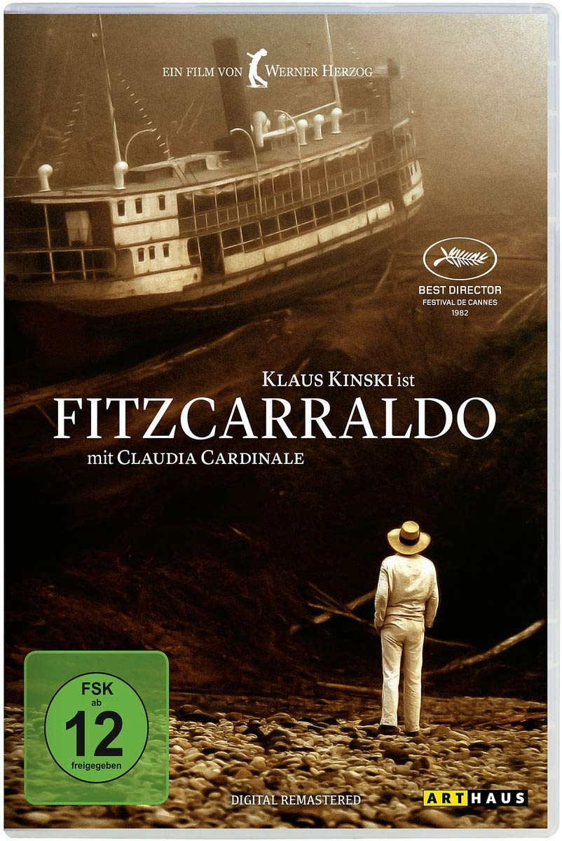 DVD-Cover von 'Fitzcarraldo'. Ein Mann im weißen Anzug steht vor einem Schiff. Filmplakat.