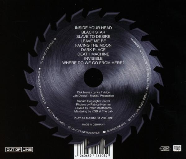Eine schwarze und silberne CD-Disk mit Text und einem Sägeblatt-Design. Schwarzer Hintergrund.