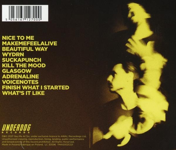 Achterkant van een cd met songtitels en songteksten. Donkere achtergrond met silhouetfiguren.