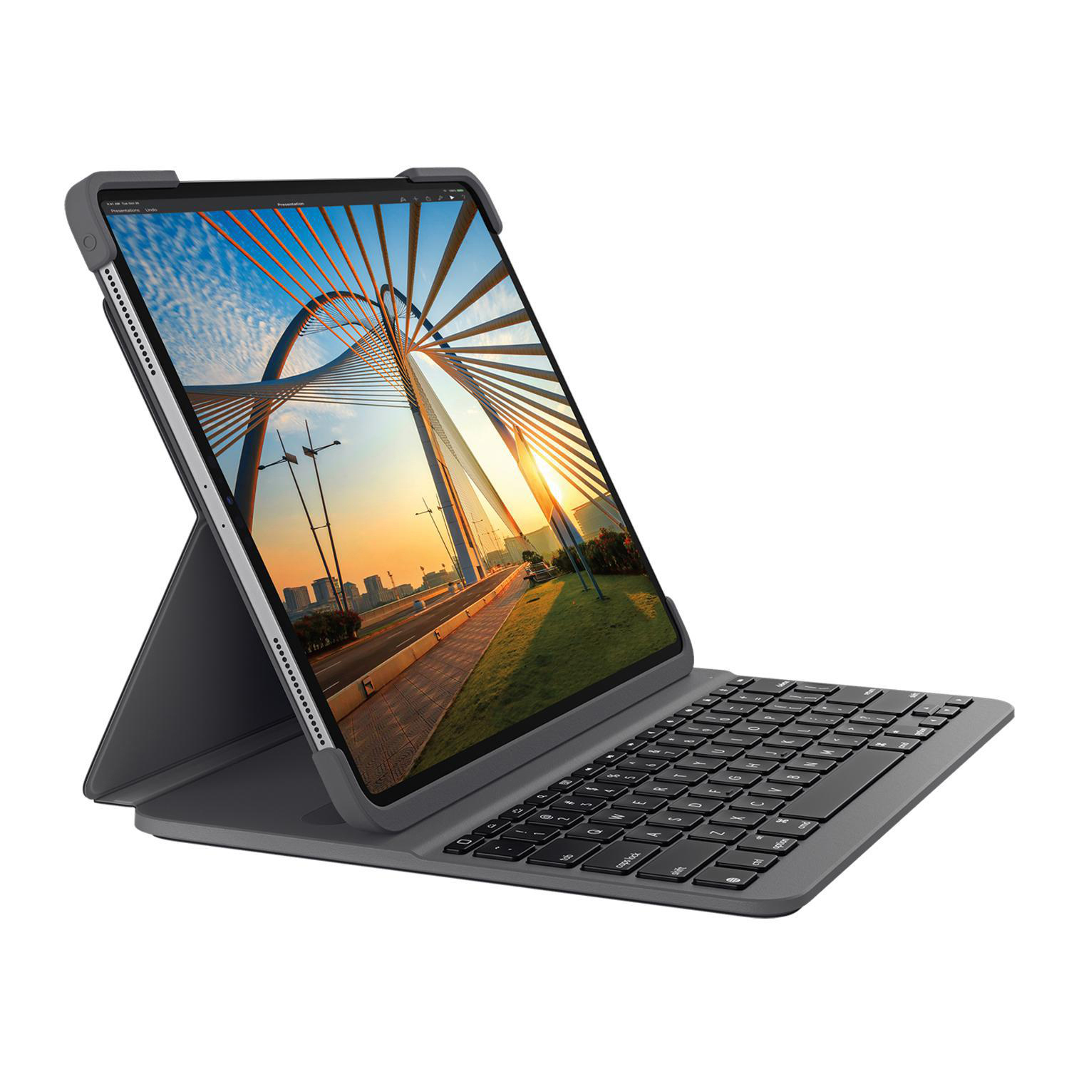 Tablet mit Tastaturhülle, angewinkelt auf einer weißen Oberfläche, zeigt eine Sonnenuntergangsszene auf dem Bildschirm.